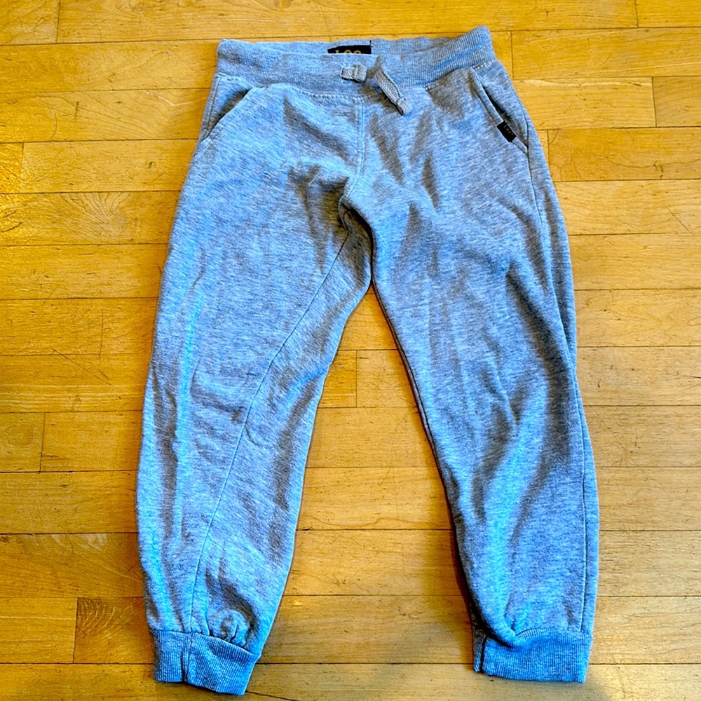 Lee Sweatpants / Joggers. Boys 8. Excellent cond’n. No holes, pulls or stains.